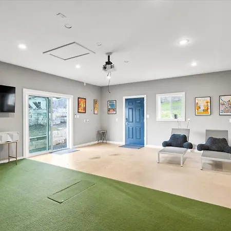 Spacious Retreat W Private Pool & Plenty Of Space